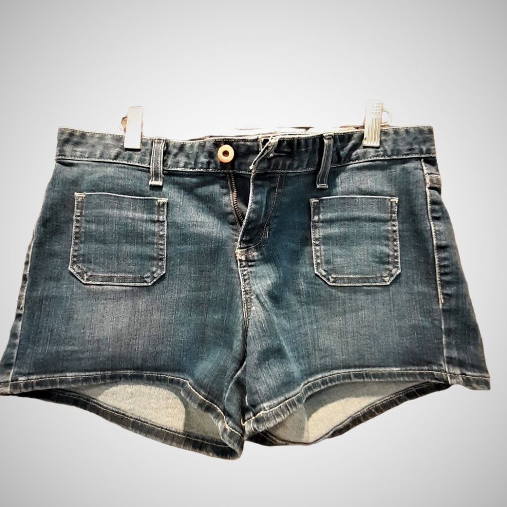 Guess Jean Shorts with Metal Copper Coin Triangle Logo on back Size 29